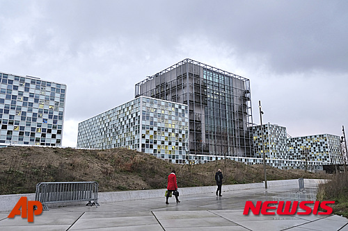 【헤이그=AP/뉴시스】12일 네덜란드 헤이그에서 사람들이 최근 완공된 국제형사재판소(ICC) 새 청사 앞을 지나고 있다. 2002년 유엔 안전보장이사회의 결의로 창설된 ICC는 지금까지 9건의 전쟁범죄 및 반인륜 정치 지도자들을 기소했다. 2016. 1. 16.