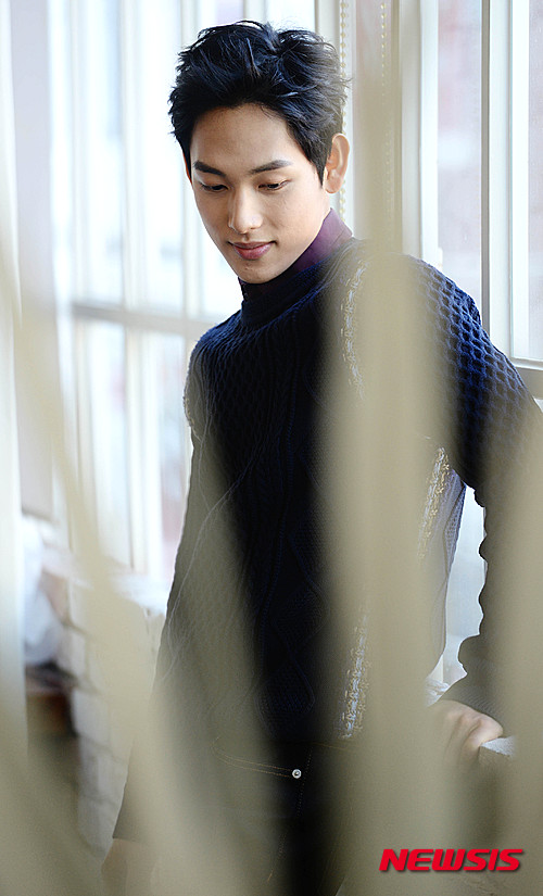 【서울=뉴시스】박문호 기자 = 6·25전쟁 당시 어린이합창단의 에피소드를 그린 영화 '오빠생각'에서 군복 입은 지휘자 역으로 주연을 맡은 가수 출신 배우 임시완이 13일 오전 서울 종로구 한 카페에서 포즈를 취하고 있다. 2016.01.13.&nbsp;&nbsp; go2@newsis.com 