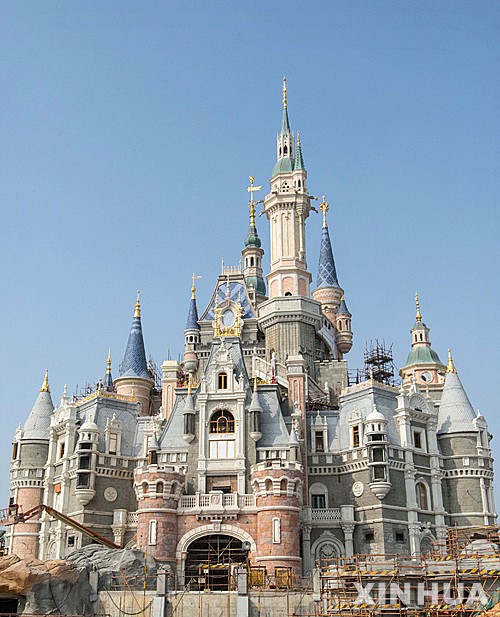 【 상하이=신화/뉴시스】중국 상하이 디즈니랜드가 오는 6월 16일 정식으로 문을 연다. 상하이 디즈니랜드는 2011년 착공해 애초 지난해 말 오픈할 예정이었지만, 중국인이 선호하는 놀이시설 수를 늘리게 되면서 개장 일정이 늦춰졌다.사진은 지난해 11월 14일 한창 마무리공사 중인 상하이 디즈니랜드의 모습. 2016.01.13&nbsp; 