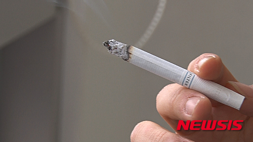 【서울=뉴시스】신진아 기자 = 새해가 되면 많은 사람들이 다이어트, 공부, 운동을 비롯해 ‘금연’을 결심한다. 올해는 특히 담뱃값이 인상된 지 1년이 지난 다소 특별한 해다.&nbsp; 정부 집계를 보면 지난해 도소매점에서 판매한 담배는 총 33억2600만 갑으로 담뱃값 인상 전인 2014년보다 23.7% 줄었다. 또 성인 남성의 흡연율은 2015년 35%로 한 해 전보다 5.8%포인트가 감소했다. 담뱃값 인상을 통한 금연 정책이 나름의 성과를 거뒀다는 평가가 가능한 대목이다.&nbsp; 반면 한 취업포털 사이트의 흡연자 대상 설문조사에선 응답자의 절반에 가까운 48.4%가 “담뱃값 인상이 흡연량 감소에 영향을 미치지 못했다”고 답했다. 담뱃값 인상이 금연 결심의 사유는 됐지만 눈에 띄는 흡연량 감소나 완전한 금연을 이끌어내기는 쉽지 않았던 것으로 풀이된다.&nbsp; 이런 가운데 다시 많은 흡연자들이 신년벽두부터 금연클리닉의 문을 두드리거나 금연보조제를 구입하는 등 담배를 끊기 위한 도전에 나서고 있다.&nbsp; KTV(원장 류현순) 시사 다큐멘터리 ‘빅데이터, 세상을 말하다’(기획 최원일·연출 백수완)는 14일 오전 9시30분, 빅데이터 분석을 통해 사회의 금연 열풍을 분석해 보는 ‘새해 금연은 안녕하십니까?’ 편을 방송한다.&nbsp; 흡연으로 인한 막대한 사회적 비용은 물론 금연정책과 흡연율 사이의 상관관계, 고소득·고학력일수록 담배를 못 끊는다는 조사 결과를 포함해 소득·계층별로 다르게 나타나는 금연 효과 등 다양한 데이터들을 비교·분석한다.&nbsp; 더불어 정부와 각 지자체가 운영하는 금연지원센터와 금연성공클리닉, 올해 혜택이 더욱 확대되는 금연치료 건강보험 지원사업 등 다양한 금연 관련 정책도 자세히 알아본다.&nbsp; jashin@newsis.come