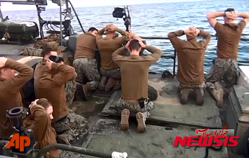 【이란혁명수비대·AP/뉴시스】이란 정예군인 혁명수비대가 13일(현지시각) 밤 국영 텔레비전 방송을 통해 공개한 미국 해군 병사 10명의 모습.무릎을 꿇은채 머리에 손을 얹고 있다. 혁명수비대는 전날 이란 영해를 침범했다는 이유로 미 해군 함정 2척을 나포하고 해군 10명을 구금했다가 하루만에 전원 석방했다. 이들은 카타르 미군 기지로 복귀했다. 2016.01.14
