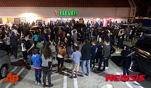 【로스앤젤레스=AP/뉴시스】13일(현지시간) 미국 캘리포니아주 치노힐스에 있는 편의점에서 1등 당첨자가 왔다는 소식을 듣고 고객들이 몰려들고 있다. 캘리포니아 복권국 대변인은 이날 이 편의점을 비롯해 플로리다주, 테네시주에서 1등 당첨 번호들이 있는 복권이 1장씩 팔렸으며 당첨자들의 신원은 밝혀지지 않았다고 밝혔다. 2016.01.14