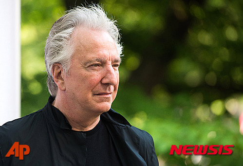【뉴욕=AP/뉴시스】지난해 6월9일 촬영한 사진으로 영국 배우 앨런 릭먼이 뉴욕 샌트럴파크 델라코트 극장에서 열린 행사에 참가하고 있다. 영화 '해리포터'와 '다이하드' 등에 출연했던 배우 앨런 릭먼이 69세를 일기로 별세했다. 2016.01.15