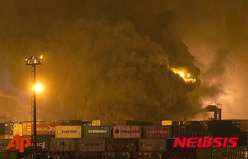 【구아루자=신화/뉴시스】14일(현지시간) 브라질 상파울루 주 구아루자에 소재한 화물 컨테이너 터미널에서 폭발사고가 발생해 검은 연기가 치솟아 오르고 있다. 2016.01. 15&nbsp; 