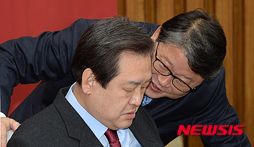 【서울=뉴시스】이종철 기자 = 15일 오전 서울 여의도 국회에서 열린 새누리당 주요당직자회의에서 김무성 대표가 조원진 원내수석부대표의 보고를 듣고 있다.&nbsp; 2016.01.15 jc4321@newsis.com&nbsp; 