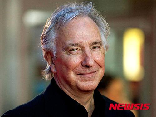 【서울=뉴시스】영화 ‘해리포터’에서 스네이프 교수 역을 맡았던 영국 배우 앨런 릭맨이 14일(현지시간) 암 투병 끝에 69세로 세상을 떠났다. 그는 2001년 처음 개봉한 '해리포터와 마법사의 돌'부터 2011년 마지막 시리즈인 '해리포터와 죽음의 성물2'까지 10년 이상을 스네이프로 활약해왔다. 영국의 인디펜던트지는 14일(현지시간) 릭맨의 죽음을 전하면서 2011년 영국 영화전문잡지 ‘엠파이어’에 기고한 그의 편지를 다시 소개했다. <출처: 인디펜던트> 2016.01.14