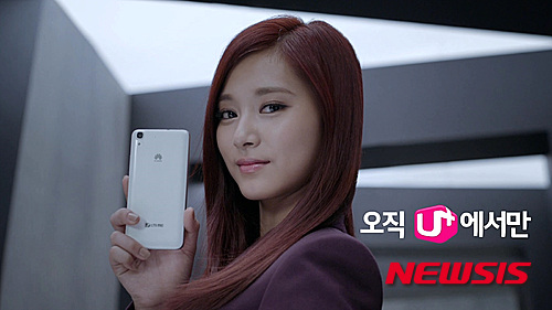 【서울=뉴시스】이재훈 기자 = 그룹 '트와이스'의 대만 출신 멤버 쯔위(17)가 '대만 독립운동가'라는 정치공방이대만에서 빚어지고 있다. 대만과 중국 네티즌은 감정 싸움을 벌이고 있으며 쯔위와 한국의 연예기획사는 희생양이 되고 있다.&nbsp; 대만의 첫 여성총통으로 당선된 차이잉원(59·蔡英文) 민진당 주석은 16일 승리 확정 연설에서 대만 대선을 앞두고 쟁점으로 부각된 쯔위 사태에 대해 언급했다.&nbsp; 그녀는 "한국에서 성장하는 16세 대만 연예인 여성이 중화민국 국기를 들고 있는 (방송) 화면 때문에 탄압을 받았다"며 "국가를 외부의 힘에 대해 단결시키는 것이 총통의 가장 중요한 책임이라는 것을 깨닫게 만들었다"고 밝혔다.&nbsp; 앞서 쯔위는 지난해 11월 MBC TV '마이 리틀 텔레비전'에 출연해 출신 국가를 밝히면서 대만 국기를 흔들었다. 이 장면은 편집돼 본 방송에는 나가지 않았지만, 뒤늦게 중국 네티즌 사이에서 문제가 됐다. 중국 작곡가 황안은 쯔위를 대만 독립주의자라고 지목하며 여론을 자극했다.&nbsp; 쯔위는 15일 유튜브 채널에 올린 영상을 통해 "중국인으로서 해외에서 활동하면서 한 발언과 실수로 회사와 네티즌에게 상처를 준 점 죄송하다"며 고개 숙여 사과했다.&nbsp; 민진당은 그러자 쯔위의 사과를 대만의 탄압으로 해석, 대만 독립 논쟁의 쟁점으로 부각시켰다. 대만의 뉴스 검색포털은 이 사태의 폭로자인 황안의 관련 글을 삭제하고 있는 것으로 알려졌다.&nbsp; 동시에 대만의 일부 네티즌은 쯔위와 함께 소속사 JYP엔터테인먼트를 이끄는 가수 박진영이 중국에 직접 사과한 것에 반발, JYP 홈페이지를 다운시키는 등 감정이 격앙된 상태다.&nbsp; 대만의 해킹그룹이 적게는 수십 대, 많게는 수백만 대 컴퓨터를 이용해 특정 웹사이트에 동시에 접속하는 '디도스 공격'을 수행한 것으로 알려졌다.&nbsp; 반면 중국 네티즌들은 쯔위와 박진영의 사과에도 흥분을 가라앉히지 못하고 있다. 중국판 트위터인 웨이보에서는 쯔위 등의 검색이 차단된 것으로 전해졌다.&nbsp;&nbsp; 한국에서는 쯔위와 JYP가 대만 총통 선거의 정치적인 희생양이 됐다는 여론이 지배적이다. 쯔위가 대만 국기를 흔든 것에 대해 특정한 의도가 없었다는 것에 공감하고 있다.&nbsp;&nbsp; 하지만 세계 경제를 쥐락펴락하는 나라로 연예 산업의 중심지로까지 떠오른 중국의 눈치를 볼 수밖에 없는 한국 연예계에 대한 안타까움도 내비치고 있다.&nbsp;&nbsp; 트와이스는 쯔위에서 보듯 멤버 구성에서부터 중국어권을 포함한 아시아를 겨냥한 그룹이다. 내수 시장의 한계를 돌파하기 위해 JYP가 심혈을 기울인 그룹이다. 아시아뿐 아니라 세계 최대 시장인 중국을 배제한 연예 산업은 한국에서 현재 가당치 않다.&nbsp;&nbsp; 실제 중국에서 JYP에 대한 보이콧 움직임이 일자 LG유플러스는 쯔위가 등장하는 중국산 화웨이 스마트폰 'Y6'의 온라인 광고를 일시 중단했다.&nbsp; 가요계 관계자는 "현재 한류스타는 음원과 공연 외에 여러 브랜드의 광고 모델로 활약하며 기업의 해외 수익과도 큰 연관이 있다"며 "이러한 상황이 안타깝지만, JYP 입장에서는 중국의 눈치를 볼 수밖에 없다"고 짚었다.&nbsp;&nbsp; 대만의 미디어 역시 JYP가 중국 팬들을 상대로 사과한 것은 중국 내 수익을 고려한 판단이라고 분석하고 있다.&nbsp;&nbsp; realpaper7@newsis.com