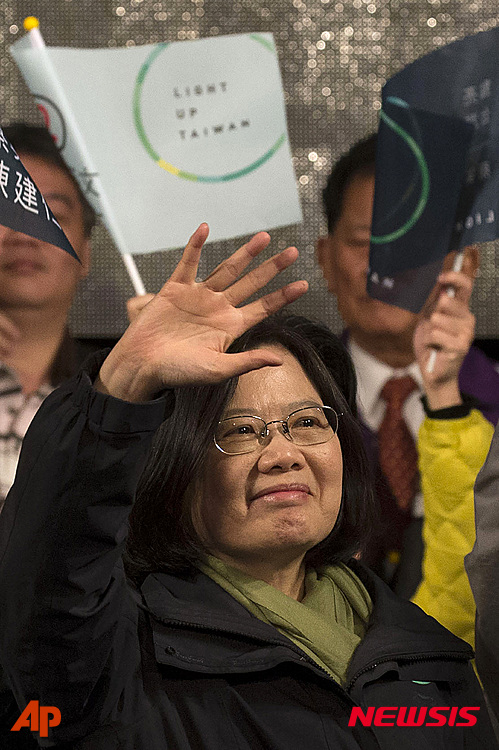 【 타이베이=AP/뉴시스】차이잉원 대만 총통선거 당선자가 16일 타이베이 당사에서 환호하는 지지자들을 향해 손을 흔들고 있다. 2016.01.17