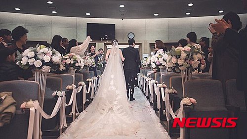 【서울=뉴시스】신진아 기자 = 영화배우 정우(35)와 김유미(37)가 16일 서울의 교회에서 결혼식을 올렸다. 두 사람은 "축하해준 모든 분들에게 진심으로 감사한다. 서로 배려하고 존중하며 행복한 가정을 만들어가겠다. 한 가정의 일원으로서 열심히 살아갈 것이며, 배우로서 더욱 좋은 연기로 많은 분들의 사랑에 보답하겠다"고 인사했다. 정우는 김유미에게 '나 그대에게 모두 드리리'를 부르며 사랑을 전했고, 가수 소향이 축가 '꽃밭에서'를 노래했다. 이들은 서울 방배동에서 신혼생활을 시작하며, 결혼 후 더욱 왕성한 연기활동을 이어갈 예정이다. jashin@newsis.com