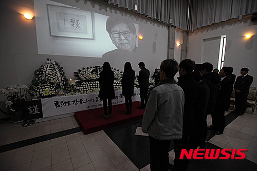 【서울=뉴시스】박문호 기자 = 17일 오전 서울 구로구 성공회대학교 대학성당에 마련된 고 신영복 성공회대 석좌교수의 빈소에서 추도예배가 열리고 있다.&nbsp; 신 교수는 지난 2014년 희귀 피부암 진단을 받은 뒤 투병 중, 지난 15일 끝내 별세했다. 장례는 16일부터 18일 오전 11시까지 학교장으로 진행된다. 조문객은 오후 10시까지 받는다. 2016.01.17. (사진=성공회대 제공)&nbsp; photo@newsis.com 