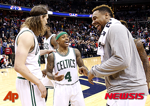 미국프로농구(NBA) 보스턴 셀틱스의 아이재이아 토마스(가운데)가 팀 동료들과 승리의 기쁨을 나누고 있다. 2017.2.9. (AP/뉴시스)