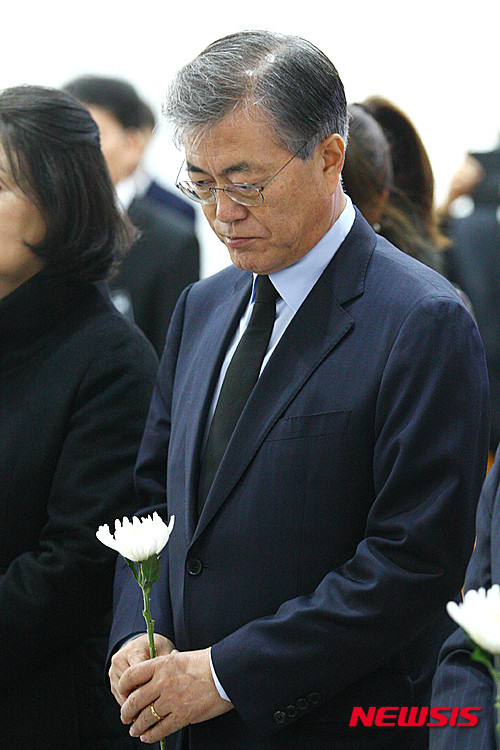 【서울=뉴시스】더불어민주당 문재인 대표가 17일 오전 서울 구로구 성공회대학교 대학성당에 마련된 고 신영복 성공회대 석좌교수의 빈소를 찾아 조문하고 있다. 고 신영복 교수는 지난 2014년 희귀 피부암 진단을 받은 뒤 투병 중, 지난 15일 끝내 별세했다. 향년 75세. 2016.01.17. (사진=성공회대 제공) photo@newsis.com