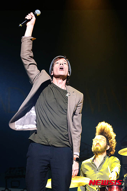 【서울=뉴시스】박문호 기자 = 가수 네이트 루스가 서울 광장동 악스코리아에서 펼치는 '현대카드 컬처프로젝트 20-5 나이츠Ⅱ' 무대에서 열창하고 있다. 2016.01.17. (사진=현대카드 제공)&nbsp; photo@newsis.com 