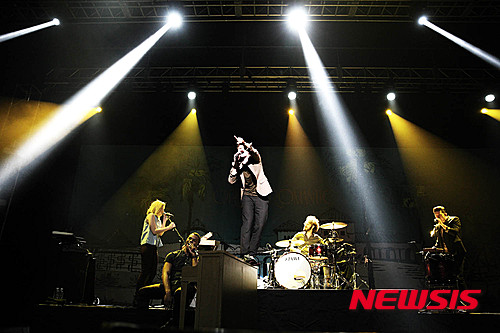 【서울=뉴시스】박문호 기자 = 가수 네이트 루스가 서울 광장동 악스코리아에서 펼치는 '현대카드 컬처프로젝트 20-5 나이츠Ⅱ' 무대에서 열창하고 있다. 2016.01.17. (사진=현대카드 제공)&nbsp; photo@newsis.com 