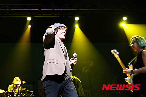 【서울=뉴시스】박문호 기자 = 가수 네이트 루스가 서울 광장동 악스코리아에서 펼치는 '현대카드 컬처프로젝트 20-5 나이츠Ⅱ' 무대에서 열창하고 있다. 2016.01.17. (사진=현대카드 제공)&nbsp; photo@newsis.com 
