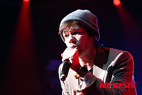 【서울=뉴시스】박문호 기자 = 가수 네이트 루스가 서울 광장동 악스코리아에서 펼치는 '현대카드 컬처프로젝트 20-5 나이츠Ⅱ' 무대에서 열창하고 있다. 2016.01.17. (사진=현대카드 제공)&nbsp; photo@newsis.com 