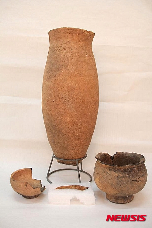 【서울=뉴시스】신진아 기자 = 광주 복룡동 유적 토광묘(웅무덤)에서 중국 신나라 화폐(화천) 꾸러기가 출토됐다. 화천이 무덤에서 꾸러미로 확인된 우리나라 최초 사례다.&nbsp;&nbsp; 문화재청의 허가를 받아 재단법인 동북아지석묘연구소가 광주 송정1교-나주시계의 도로확장공사구간 ‘광주 복룡동 유적’ 발굴조사를 했다. 그 결과 중국 신나라(新 8~23년) 화폐인 ‘화천(貨泉)’이 우리나라 최초로 무덤에서 꾸러미로 출토됐다.&nbsp; 기원후 14년에 처음으로 주조된 화천은 후한 광무제가 ‘오수전(五銖錢)’으로 화폐를 통합한 기원후 40년까지 통용된 화폐다. 정확한 주조연대를 알 수 있고 통용 시기가 한정돼 유적의 연대를 추정할 수 있는 중요한 자료다.&nbsp; 이번 조사에서는 청동기 시대 주거지와 초기철기 시대 토광묘, 수혈유구 등 총 95기의 유구가 확인됐다. 화천이 출토된 1호 토광묘는 길이 210㎝, 너비 82㎝, 잔존 깊이 10㎝의 장방형(긴 네모꼴) 평면 형태이다.&nbsp; 화천 꾸러미는 한쪽에 치우쳐 단경호(短頸壺; 짧은목항아리) 1점, 청색 유리옥 78점과 함께 발견됐다. 대부분의 화천은 지름이 2.2~2.3㎝이지만 2.6㎝인 다른 종류의 화폐도 있다.&nbsp; 화천이 무덤에서 꾸러미(50여 점)로 출토된 사례는 우리나라에서는 이번이 처음이다. 기존까지 우리나라에서 발견된 화천은 총 19점으로, 주로 조개더미 등 생활 관련 유적에서 소량으로만 확인됐다.&nbsp; 화천 출토 유적을 살펴보면 제주 산지항 11점, 제주 종달리 조개더미 1점, 제주 금성리 조개더미 2점, 김해 회현리 조개더미 1점, 해남 군곡리 조개더미 1점, 나주 복암리 랑동 유물포함층(저습지 추정) 2점, 신안 해저침몰선 1점 등이다.&nbsp; 중국 신나라 화폐인 화천은 영산강 유역과 남해안 지역, 제주 등 한정된 지역에서 출토되고 있다는 점에서, 당시 중국과 직접 교역을 했던 정치집단이 서남부 지역에 형성됐다고 볼 수 있다. 초기철기 시대의 이러한 거점지역은 남해안과 영산강의 해상 교역로를 따라 해남 군곡리, 나주 복암리, 광주 신창동·복룡동 일대에 형성됐을 것으로 추정된다.&nbsp; 한편 1호 토광묘에서 남서쪽으로 25m 정도 떨어진 2호 토광묘에서는 초기 철기 시대 경질무문장란형(硬質無文長卵形) 토기 1점, 점토띠토기 1점, 완형(盌形; 사발 모양)토기 1점, 쇠낫 1점이 확인됐다. 2호 토광묘의 평면형태도 길이 204㎝, 너비 87㎝, 깊이 22㎝ 정도의 장방형이다.&nbsp; 한편 광주 복룡동 유적 발굴조사는 29일까지 진행될 예정이다.&nbsp; jashin@newsis.com