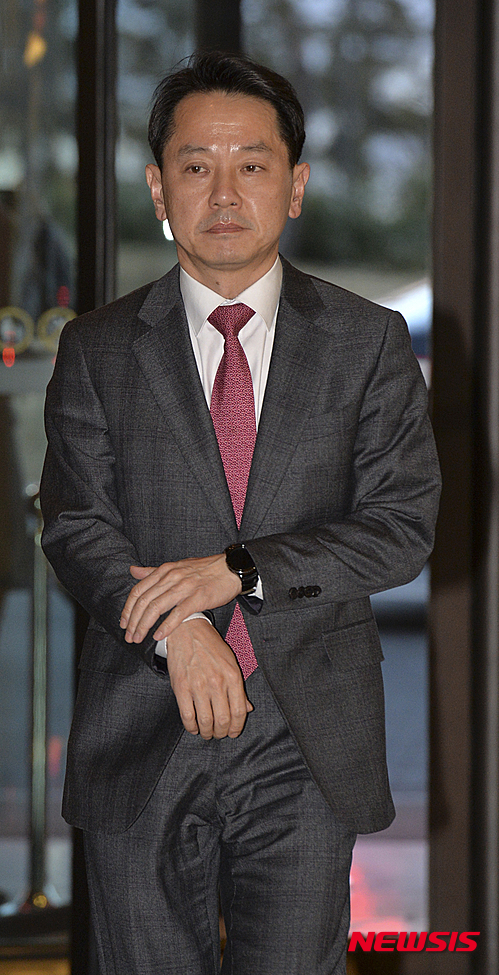 【서울=뉴시스】고범준 기자 = 원기찬 삼성카드 사장이 18일 서울 장충동 신라호텔에서 열린 삼성 신임임원 만찬에 참석하고 있다. 2016.01.18.&nbsp; photo@newsis.com