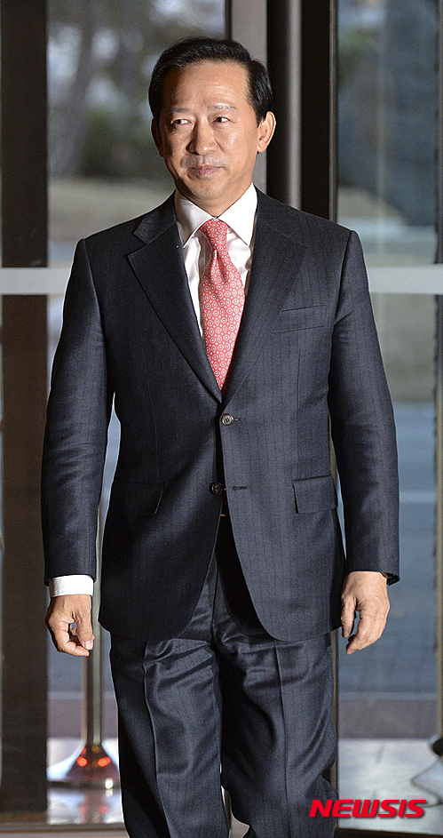 【서울=뉴시스】고범준 기자 = 윤암 삼성증권 사장이 18일 서울 장충동 신라호텔에서 열린 삼성 신임임원 만찬에 참석하고 있다. 2016.01.18.&nbsp; photo@newsis.com