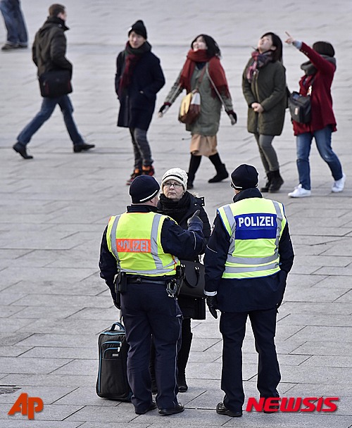【쾰른=AP/뉴시스】독일 쾰른에서 벌어진 난민들의 집단 성폭행 사건의 후폭풍이 누그러들지 않고 있는 가운데 첫 성범죄 용의자로 난민 출신의 26세 알제리인 남성이 체포했다. 18일(현지시간) 독일 검찰 대변인 울리히 브레머는 당국이 지난 주말 쾰른 서부 케르펜의 난민시설에서 이 용의자를 체포했다고 밝혔다. 이 사건이 벌어진 장소인 쾰른 도심 중앙역 인근에서 경계를 서는 2명의 경찰관이 시민과 대화를 나누고 있는 모습. 2016.01.19 