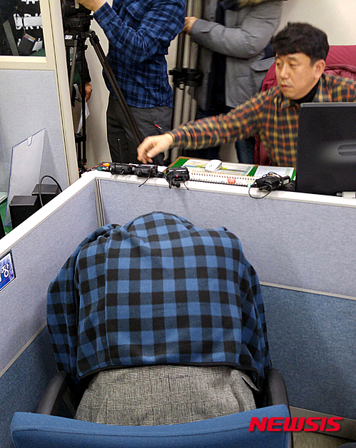 【창원=뉴시스】강승우 기자 = 경남 창원서부경찰서는 19일 빚 때문에 채권자를 살해하고 시신을 훼손한 혐의(강도살인 등)로 김모(28)씨에 대해 구속영장을 신청했다. 경찰은 공범을 쫓는 한편 정확한 사건 경위를 조사하고 있다. 2015.01.19. ksw@newsis.com