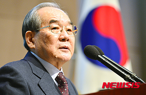 【서울=뉴시스】 배훈식 기자 = 임동원 한반도평화포럼 이사장이 19일 오후 서울 중구 한국프레스센터에서 열린 '2016 신년토론회 20대 총선과 남북관계'에서 인사말을 하고 있다. 2016.01.19.&nbsp; dahora83@newsis.com