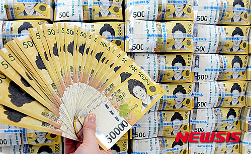 【서울=뉴시스】임태훈 기자 = 작년 한 해 동안 한국은행이 발행한 오만 원권 지폐가 사상 처음으로 20조 원을 넘어선 20일 오후 서울 명동 KEB하나은행에서 관계자가 오만 원권을 정리하고 있다.&nbsp; 오만 원권 지폐는 지난 2009년 발행 첫해 10조 원에 비해서 6년 만에 2배로 증가했으며, 한국은행 집계 결과 작년 발행한 지폐는 20조 5천702억 원이다. 2016.01.20.&nbsp; taehoonlim@newsis.com 