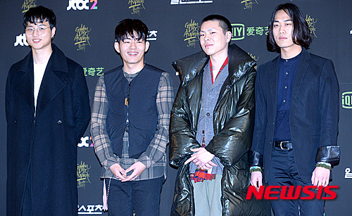 【서울=뉴시스】박문호 기자 = 그룹 혁오밴드가 20일 오후 서울 동대문구 경희대 평화의 전당에서 열린 '제 30회 골든디스크어워즈' 포토월에서 포즈를 취하고 있다. 2016.01.20.&nbsp; go2@newsis.com