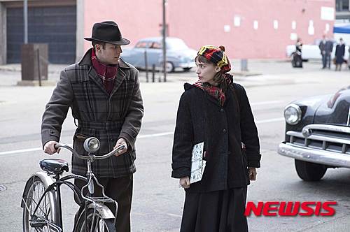  【서울=뉴시스】신효령 기자 = 1950년대 뉴욕, 맨해튼 백화점 점원인 테레즈(루니 마라)는 딸의 선물을 고르러 온 캐롤(케이트 블랜쳇)을 처름 만난다. 그녀를 보고 거부할 수 없는 강한 끌림을 느낀다.&nbsp; 캐롤 역시 이전에 느껴본 적 없는 감정적인 평화를 느낀다. 사실 그녀는 남편과 이혼 소송 중이다. 무너져가는 결혼생활을 일으켜보려고 하지만, 남편보다 테레즈에게 더 끌린다. 서로에게 빠져드는 감정의 혼란 속에서 두 사람은 결단을 내린다. 과연 두 여자의 사랑은 이뤄질 수 있을까?&nbsp; 영화 '캐롤'(감독 토드 헤인즈)은 파격적이고 신선한 작품이다. 우연한 마주침으로 운명적 사랑에 빠지는 스토리는 보통 남녀간의 관계에서 등장한다.&nbsp; 이 영화는 그 '편견'에 대해 정면으로 마주했다. 여자끼리의 사랑에 대해서 편견없이 봐줄 수 있는 사람이 몇이나 될지, 그런 사랑의 방식을 이해해줄 수 있는지 등 묵직한 질문을 끊임없이 던진다.&nbsp; 논란의 여지는 있지만, 일단 사람과 사람의 사랑 이야기라고 보면 된다. 여자가 여자를 사랑하는 감정, 그 사랑의 근거와 정체성에 대해서 담담히 풀어냈다.&nbsp; 영화의 매력에 빠져든 사람이라면 보편적 사랑의 방식이라는 데 동의할 것이다. 누군가에게 감정적으로 끌리는 데는 이유가 없고, 명확히 설명할 수 없다는 것이다. 어떤 사람에게 마음이 끌리고, 또 어떤 사람에게는 끌리지 않는지 그 여부만 정확히 알 수 있을 뿐이다.&nbsp; 이 영화는 '리플리'(감독 앤터니 밍겔라)를 탄생시킨 작가 패트리샤 하이스미스(1921~1995년)의 자전적 소설인 '소금의 값'을 원작으로 했다.&nbsp; 토드 헤인즈 감독은 원작을 재해석해 1950년대의 시대적 분위기를 영화에 고스란히 담아냈다. 제2차 세계대전 이후 과도기 속에서 동성을 사랑하는 사람들은 범죄자 취급을 받았다. 당시 여자들 사이에서는 동성애 간의 사랑은 거의 없었고, 지금보다 더 완고한 시대였다.&nbsp; 영화는 그 시절 남자들 간의 사랑보다 더욱 금기시됐던 사랑에 대해서 독특하게 풀어낸다. 인간의 본성을 파헤친 감독의 연출과 미술이 돋보인다. 특히 캐롤의 화려한 의상이 눈길을 끈다.&nbsp; 이 영화의 가장 큰 볼거리는 각 캐릭터들의 강한 개성과 배우들의 명연기다. 케이트 블란쳇과 루니 마라는 극 중 인물에게 빙의라도 된 듯 온몸으로 뛰어난 연기를 펼쳤다. 탁월한 연기가 동성애에 대한 거부감을 상쇄시킨다.&nbsp; 여기에는 두 남자배우의 역할도 컸다. 캐롤 남편 하지(카일 챈들러)와 테레즈 남자친구(제이크 레이시)가 여배우들과 함께 멋진 연기적 앙상블을 이뤄냈다.&nbsp; 사실 동성애에 뚜렷한 해답은 없다. 두 여자의 사랑을 섬세하면서도 세련되게 표현했다. 흔들리는 눈빛과 표정 연기가 압권. 캐롤에게는 감정이입도 하게 된다. 그녀는 20대의 테레즈와는 처지가 다르다. 결혼을 했고 네 살배기 딸이 있기 때문에 테레즈와 사랑을 이루면 잃을 것이 많다.&nbsp; '캐롤'은 제88회 아카데미 시상식 여우주연상, 여우조연상, 각색상, 촬영상, 음악상, 의상상 등 6개 부문 후보 지명과 호주와 영국 아카데미 시상식에 이름을 올렸다.&nbsp; 진정한 사랑의 의미를 다시 생각하게 만드는, 요즘 보기 드문 수작이다. 동성애에 강한 거부감을 느끼는 관객들에게는 추천하고 싶지 않다. 2월4일 개봉, 118분, 청소년관람불가&nbsp; snow@newsis.com