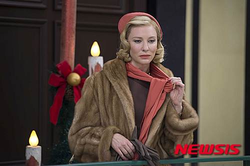 【서울=뉴시스】신효령 기자 = 1950년대 뉴욕, 맨해튼 백화점 점원인 테레즈(루니 마라)는 딸의 선물을 고르러 온 캐롤(케이트 블랜쳇)을 처름 만난다. 그녀를 보고 거부할 수 없는 강한 끌림을 느낀다.&nbsp; 캐롤 역시 이전에 느껴본 적 없는 감정적인 평화를 느낀다. 사실 그녀는 남편과 이혼 소송 중이다. 무너져가는 결혼생활을 일으켜보려고 하지만, 남편보다 테레즈에게 더 끌린다. 서로에게 빠져드는 감정의 혼란 속에서 두 사람은 결단을 내린다. 과연 두 여자의 사랑은 이뤄질 수 있을까?&nbsp; 영화 '캐롤'(감독 토드 헤인즈)은 파격적이고 신선한 작품이다. 우연한 마주침으로 운명적 사랑에 빠지는 스토리는 보통 남녀간의 관계에서 등장한다.&nbsp; 이 영화는 그 '편견'에 대해 정면으로 마주했다. 여자끼리의 사랑에 대해서 편견없이 봐줄 수 있는 사람이 몇이나 될지, 그런 사랑의 방식을 이해해줄 수 있는지 등 묵직한 질문을 끊임없이 던진다.&nbsp; 논란의 여지는 있지만, 일단 사람과 사람의 사랑 이야기라고 보면 된다. 여자가 여자를 사랑하는 감정, 그 사랑의 근거와 정체성에 대해서 담담히 풀어냈다.&nbsp; 영화의 매력에 빠져든 사람이라면 보편적 사랑의 방식이라는 데 동의할 것이다. 누군가에게 감정적으로 끌리는 데는 이유가 없고, 명확히 설명할 수 없다는 것이다. 어떤 사람에게 마음이 끌리고, 또 어떤 사람에게는 끌리지 않는지 그 여부만 정확히 알 수 있을 뿐이다.&nbsp; 이 영화는 '리플리'(감독 앤터니 밍겔라)를 탄생시킨 작가 패트리샤 하이스미스(1921~1995년)의 자전적 소설인 '소금의 값'을 원작으로 했다.&nbsp; 토드 헤인즈 감독은 원작을 재해석해 1950년대의 시대적 분위기를 영화에 고스란히 담아냈다. 제2차 세계대전 이후 과도기 속에서 동성을 사랑하는 사람들은 범죄자 취급을 받았다. 당시 여자들 사이에서는 동성애 간의 사랑은 거의 없었고, 지금보다 더 완고한 시대였다.&nbsp; 영화는 그 시절 남자들 간의 사랑보다 더욱 금기시됐던 사랑에 대해서 독특하게 풀어낸다. 인간의 본성을 파헤친 감독의 연출과 미술이 돋보인다. 특히 캐롤의 화려한 의상이 눈길을 끈다.&nbsp; 이 영화의 가장 큰 볼거리는 각 캐릭터들의 강한 개성과 배우들의 명연기다. 케이트 블란쳇과 루니 마라는 극 중 인물에게 빙의라도 된 듯 온몸으로 뛰어난 연기를 펼쳤다. 탁월한 연기가 동성애에 대한 거부감을 상쇄시킨다.&nbsp; 여기에는 두 남자배우의 역할도 컸다. 캐롤 남편 하지(카일 챈들러)와 테레즈 남자친구(제이크 레이시)가 여배우들과 함께 멋진 연기적 앙상블을 이뤄냈다.&nbsp; 사실 동성애에 뚜렷한 해답은 없다. 두 여자의 사랑을 섬세하면서도 세련되게 표현했다. 흔들리는 눈빛과 표정 연기가 압권. 캐롤에게는 감정이입도 하게 된다. 그녀는 20대의 테레즈와는 처지가 다르다. 결혼을 했고 네 살배기 딸이 있기 때문에 테레즈와 사랑을 이루면 잃을 것이 많다.&nbsp; '캐롤'은 제88회 아카데미 시상식 여우주연상, 여우조연상, 각색상, 촬영상, 음악상, 의상상 등 6개 부문 후보 지명과 호주와 영국 아카데미 시상식에 이름을 올렸다.&nbsp; 진정한 사랑의 의미를 다시 생각하게 만드는, 요즘 보기 드문 수작이다. 동성애에 강한 거부감을 느끼는 관객들에게는 추천하고 싶지 않다. 2월4일 개봉, 118분, 청소년관람불가&nbsp; snow@newsis.com 