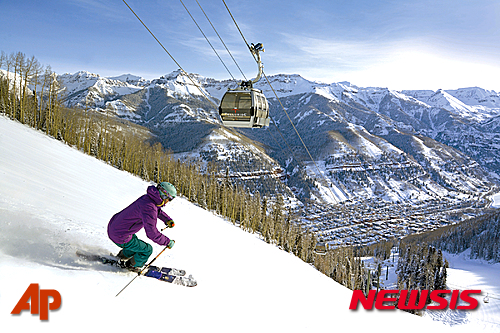 【텔류라이드=AP/뉴시스】름다운 설경과 광활한 급경사 로프로 인기를 끌고 있는 콜로라도주 산후안 산맥에 있는 텔류라이드의 스키장 풍경. 혹독한 가뭄으로 강물 수위가 내려간 콜로라도 강이 로키산맥 산악지대에 내려 쌓인 적설량이 20일(현지시간) 예년 평균을 약간 웃돌면서 물부족사태가 해소될 것이란 기대가 나오고 있다. 2016.01.21