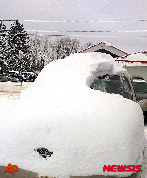 【온타리오=AP/뉴시스】캐나다에서 80세 할아버지가 차량을 덮은 눈을 치우지 않고 운전을 하다가 110달러(약 13만원)의 벌금을 물게 됐다. 2016.1.21.