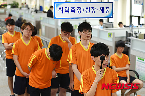 【수원=뉴시스】이정선 기자 = 2016년도 첫 징병검사가 시행된 21일 오전 경기도 수원시 경인지방병무청에서 징병검사 대상자들이 신체검사를 받고 있다. 2016.01.21.&nbsp; ppljs@newsis.com