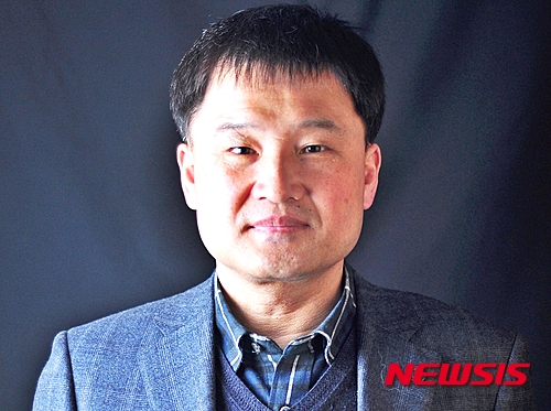 【군산=뉴시스】고석중 기자 = 군산대학교 해양생명응용과학부 최윤 교수(57)가 20일 충남 서천해양생물자원관에서 열린 '해양생물자원관 건립 유공자 포상'에서 해양수산업무발전에 기여한 공로로 해양수산부장관 표창장을 받았다.&nbsp; 최 교수는 국내 최초로 상어전문 연구서적인 '상어'와 2014년 해양수산부 지원으로 '해양생물리펠링장치'를 발명해 특허 및 업체에 기술을 이전하면서 상어의 공격으로부터 서해안 어패류 채취 어민들을 보호할 수 있는 토대를 마련했다.&nbsp; 그는 한국의 바닷물고기, 망둑어 등 다수의 해산어류에 관련된 도감을 저술해 갯벌을 포함한 연안생태계의 중요성을 일반인들에게 인식시키고자 노력해 왔다. 2015.01.21. (사진= 군산대 제공)&nbsp; photo@newsis.com