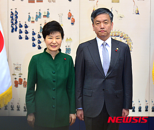 【서울=뉴시스】전진환 기자 = 박근혜 대통령이 21일 오후 청와대에서 신임 장차관(급) 임명장 수여식에 참석, 최상목 기획재정부 제1차관과 기념촬영을 하고 있다. 2016.01.21.&nbsp; amin2@newsis.com