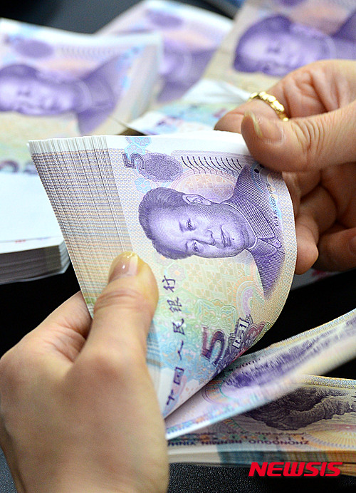 [올댓차이나]위안화 기준치 1달러=6.7941위안...0.21%↓