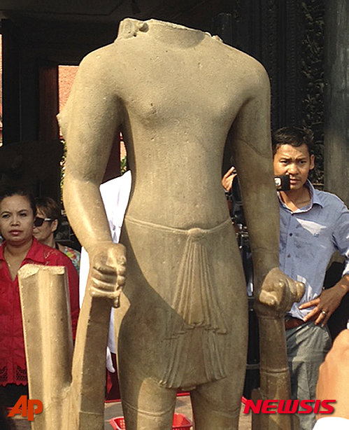 【프놈펜=AP/뉴시스】1882년 또는 1883년 프랑스의 한 연구자가 캄보디아 남부 타케오주의 프놈 다 힌두사원에 있는 하리하라 신 석상에서 잘라내 밀반출했던 머리 부분 조각이 130여년만에 고국으로 돌아가 몸체와 재결합했다.&nbsp; 21일 캄보디아 프놈펜에 있는 국립박물관에서는 프랑스 기메박물관에 보관돼있던 하리하라 신 석상 머리 부분 반환식이 열렸다. 사진은 머리와 재결합하기 전 석상의 모습. 2016.01.21 