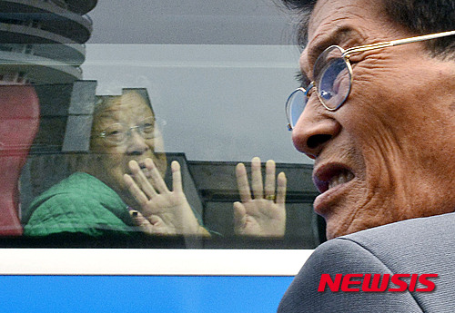  뉴시스 사진영상부 최동준 기자의 '차마 바라보지 못합니다'가 제20회 삼성언론상 사진영상보도상 신문부문 수상작으로 선정됐다. photo@newsis.com 