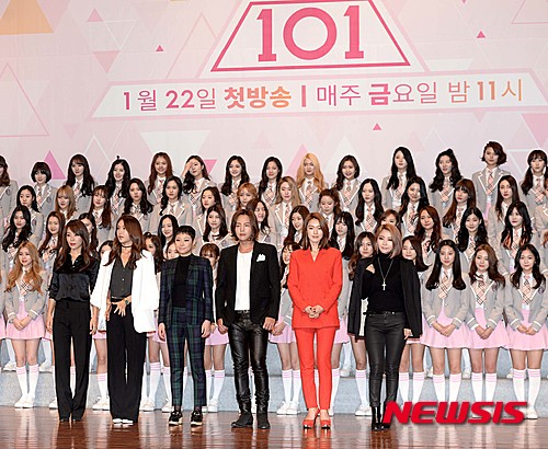 【서울=뉴시스】고범준 기자 = 21일 오후 서울 영등포구 63시티 그랜드볼룸에서 열린 Mnet '프로듀스 101' 제작발표회에서 (앞줄 왼쪽부터)보컬 트레이너로는 김성은, 안무가 배윤정, 가수 치타, 배우 장근석, 가수 가희, 걸그룹 브라운아이드걸스 제아가 포즈를 취하고 있다. 2016.01.21.&nbsp; bjko@newsis.com