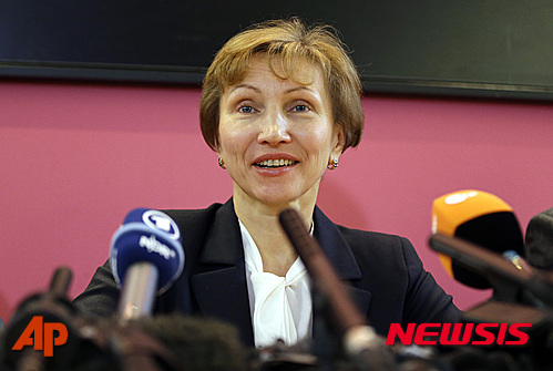 【런던=AP/뉴시스】영국으로 망명한 러시아 스파이로 2006년 독살당한 알렉산데르 리트비넨코의 미망인 마리아가 21일 공공 조사관의 보고서가 나온 직후 기자회견을 하고 있다. 아들과 런던에 살고 있는 그녀는 남편의 임종 직전 주장이 입증돼 기쁘다고 말했다. 2016. 1. 21.