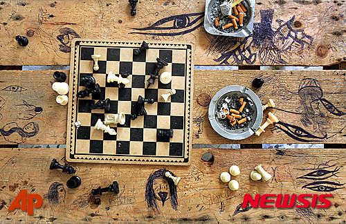 【 야룬=AP/뉴시스】사우디아라비아의 고위 성직자가 "체스 게임을 이슬람 사회에서 금지해야 한다"고 발언한 동영상이 인터넷을 통해 번지면서 비판을 받고 있다. 44초 분량의 이 동영상은 지난해 12월 인터넷에 올라왔지만 수일 전부터 네티즌의 관심을 끌기 시작했다고 21일(현지시간) AP통신 등이 보도했다. 사진은 지난 2006년 8월 14일 레바논 남부 야룬에서 폭탄테러가 발생한 카페 테이블 위에 체스 판이 놓여있는 모습. 2016.01.22