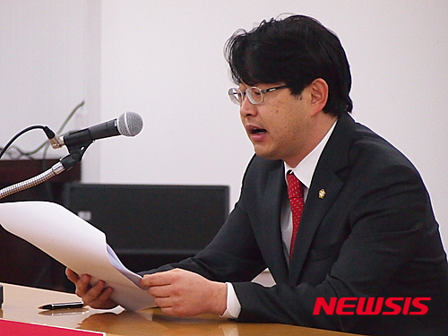 【대구=뉴시스】정창오 기자 = 박준섭(46) 변호사가 22일 오전 11시 새누리당 대구시당에서 기자회견을 열고 오는 4월 13일 실시되는 제20대 총선 대구 북구갑 출마를 선언하고 있다. 2016.01.22.&nbsp; jco@newsis.com 