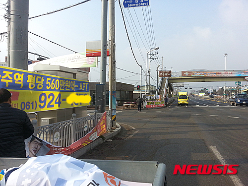 【나주=뉴시스】이창우 기자 = 22일 전남 나주시가 '클린 나주운동'을 통해 깨끗한 도시 이미지 구축에 나섰다. 나주시는 도시 이미지를 흐리는 불법광고물 퇴출에 중점을 두고 캠페인을 지속적으로 전개해 나갈 방침이다. 2016.01.22 (사진=나주시 제공)&nbsp; lcw@newsis.com 