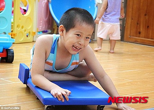 【서울=뉴시스】선천성 척추피열로 태어난지 3개월 만에 부모에게 버림 받은 중국인 소년 자자(9)가 오랜 기다림 끝에 최근 미국인 윌슨 부부에게 입양됐다. 자자는 척추 수술이 잘못돼 현재 하반신 마비 상태이지만, 윌슨 부부는 미국에서 자자가 최선의 치료를 받게 할 예정이다. (사진출처: 데일리메일) 2016.01.23.