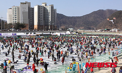 【화천=뉴시스】한윤식 기자 = 강원전역에는 한파특보가 발효되는 등 맹추위가 계속되고 있는 23일 강원 화천에서 열리고 있는 산천어축제에는 수많은 인파가 몰려 축제를 즐기고 있다. 2016.01.23.&nbsp;&nbsp; ysh@newsis.com