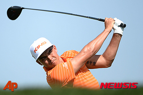 【서울=AP/뉴시스】최현 기자 = 세계랭킹 6위에 이름을 올리고 있는 리키 파울러(27·미국)는 24일(한국시간) 아랍에미리트 아부다비 골프클럽(파72·7600야드)에서 열린 유럽프로골프(EPGA)투어 '아부다비 HSBC 챔피언십(총상금 270만 달러)' 마지막 라운드에서 3언더파 69타를 신고해 최종합계 16언더파 272타로 우승을 차지했다. 사진은 파울러가 3번홀에서 티샷을 치고 있는 모습. 16.01.24.