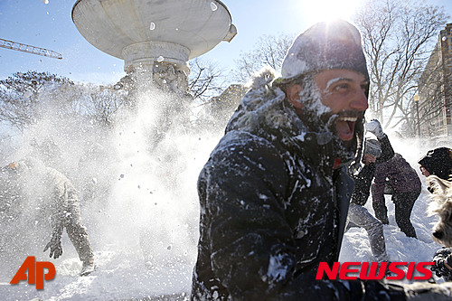 미국 워싱턴 기록적 한파 속에 대규모 눈싸움 대회 열려