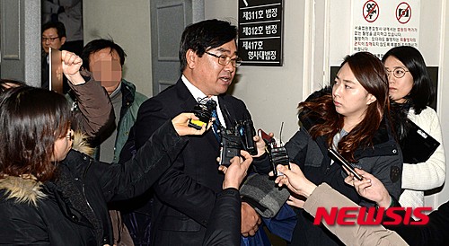 【서울=뉴시스】고범준 기자 = 천안함 좌초설을 제기해 정부와 군 당국이 천안함 사고 원인을 조작했다는 내용의 글을 올린 혐의로 기소된 신상철씨가 징역 8월에 집행유예 2년을 선고 받은 25일 오후 서울 서초구 서울중앙지방법원을 나서며 취재진 질문에 답하고 있다. 2016.01.25.&nbsp; bjko@newsis.com