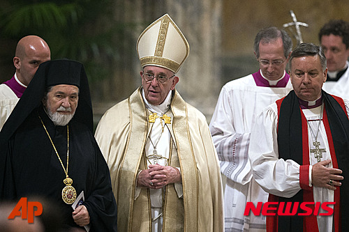 【바티칸=AP/뉴시스】프란치스코 교황이 25일(현지시간) 바티칸 성베드로 대성당에서 저녁기도를 마치고 이탈리아 정교회 수장 제나디오스 제르보스(왼쪽), 영국 성공회의 켄터베리 대주교를 대리해 참석한 데이비드 목슨(오른쪽)과 함께 걸어나오고 있다. 교황은 오는 10월 31일 종교개혁 500주년을 맞아 세계루터교연맹이 창시되었던 스웨덴 남부 도시 룬드를 방문할 예정이다. 2016.01.26