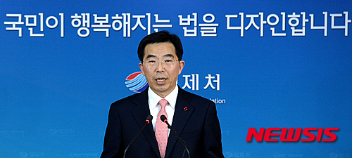 【서울=뉴시스】박주성 기자 = 황상철 법제처 차장이 25일 오후 서울 세종로 정부서울청사 브리핑룸에서 2016년 법제처 업무보고 브리핑을 하고 있다. 2016.01.26.&nbsp; park7691@newsis.com